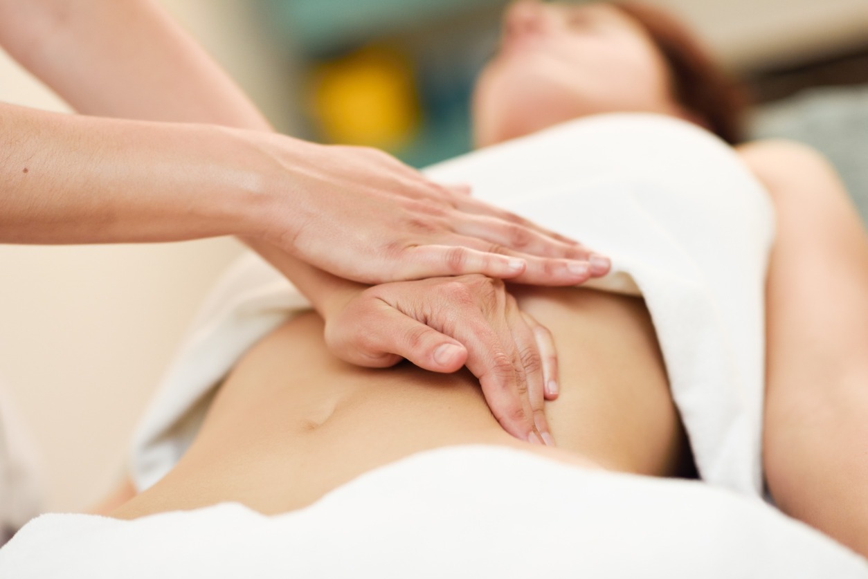 manos fisioterapeuta en vientre mujer